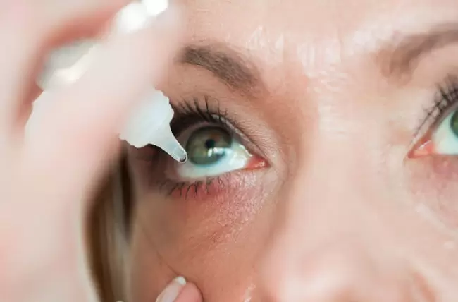 علت خشکی چشم در شب : علائم و درمان آن